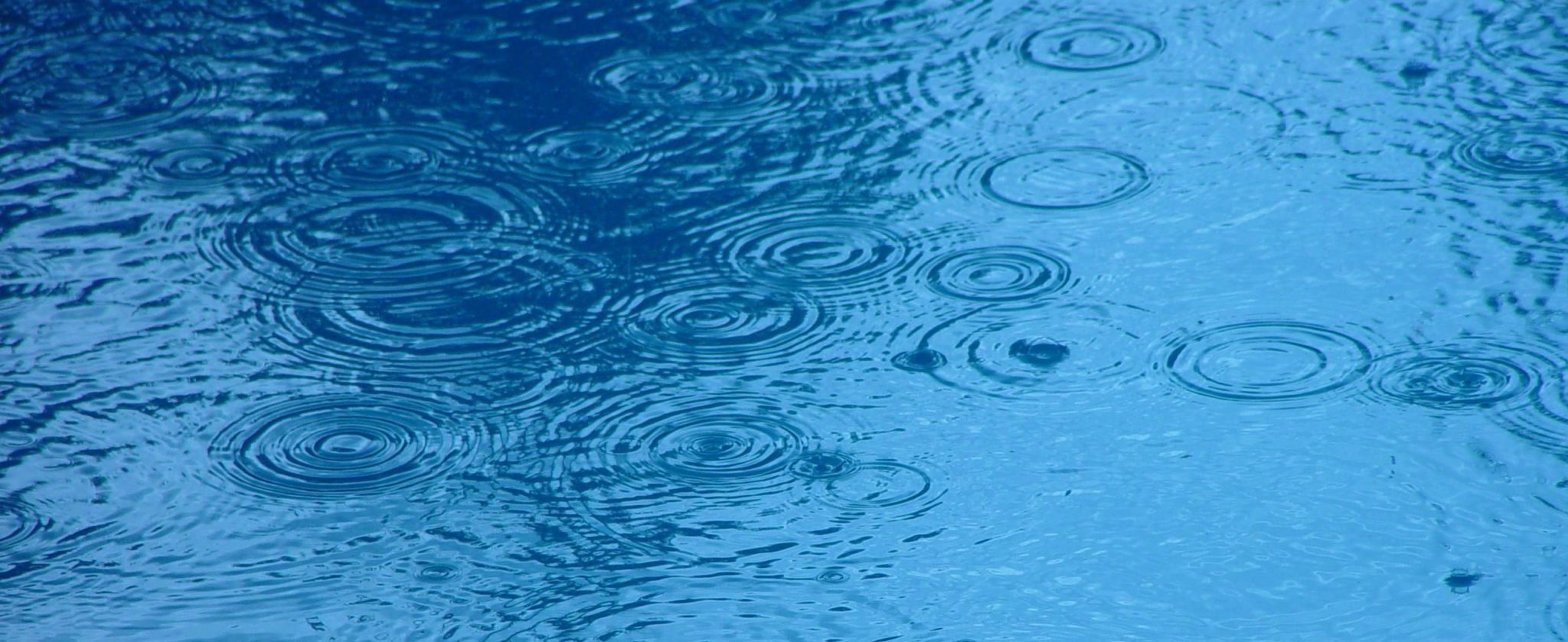 Raindrops_on_water resized